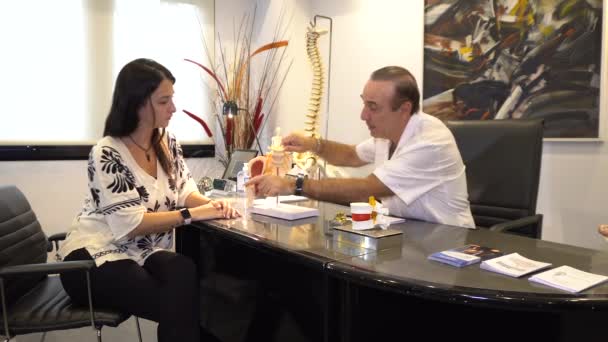 Doctor Explicando Mujer Dolores Espalda Columna Vertebral Hernia Disco — Stockvideo