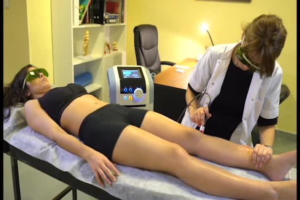 Fisiotherapeut Aplying Btl High Intensity Laser Womans Knee Kinesiologa Fisiatra — Stockvideo