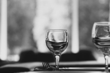 Restoranda masa üzerinde duran boş bardak.