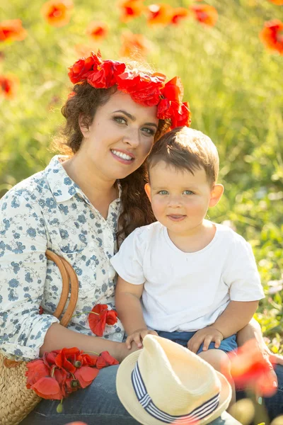 Usmívající Brunetka Makovém Poli Svou Rodinou Máma Její Kluk Jsou — Stock fotografie