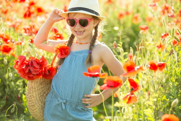 Sonriente Chica Bonita Paseo Por Campo Amapola Estilo Vida Foto —  Fotos de Stock