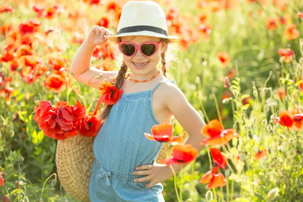 Smiling Pretty Girl Walk Poppy Field Lifestyle Photo — Stock Photo, Image