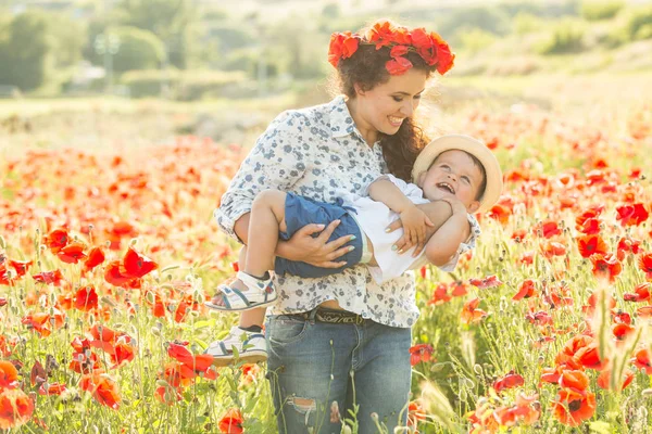 Uśmiechnięta Brunetka Polu Maku Rodziną Mama Jej Syn Spacerze Styl — Zdjęcie stockowe