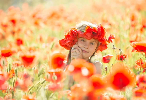 Usmívající Hezká Dívka Procházce Makovém Poli Fotografie Životního Stylu — Stock fotografie