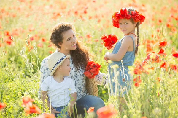 Lachende Brunette Een Papaverveld Met Haar Familie Mam Haar Kinderen — Stockfoto