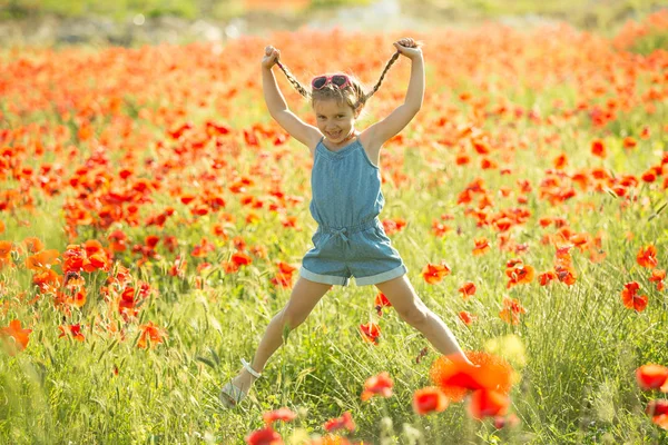 Lachend Mooi Meisje Een Wandeling Het Papaverveld Lifestyle Foto — Stockfoto