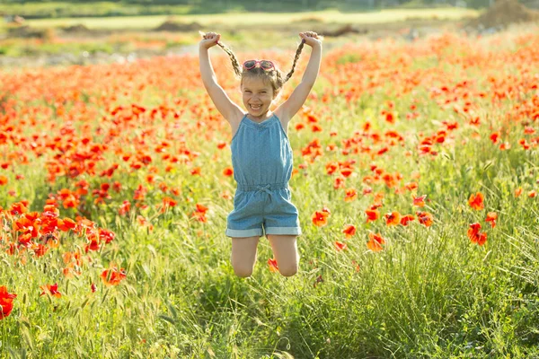 Lachend Mooi Meisje Een Wandeling Het Papaverveld Lifestyle Foto — Stockfoto