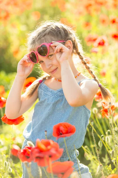 Lachend Mooi Meisje Een Wandeling Het Papaverveld Lifestyle Foto — Stockfoto
