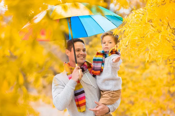 Маленький Мальчик Отец Ярким Зонтиком Семья Теплой Одежде Красочных Шарфах — стоковое фото