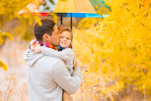 Menino Seu Pai Estão Sob Guarda Chuva Colorido Família Roupas — Fotografia de Stock