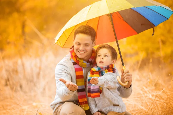 Маленький Мальчик Отец Ярким Зонтиком Семья Теплой Одежде Красочных Шарфах — стоковое фото