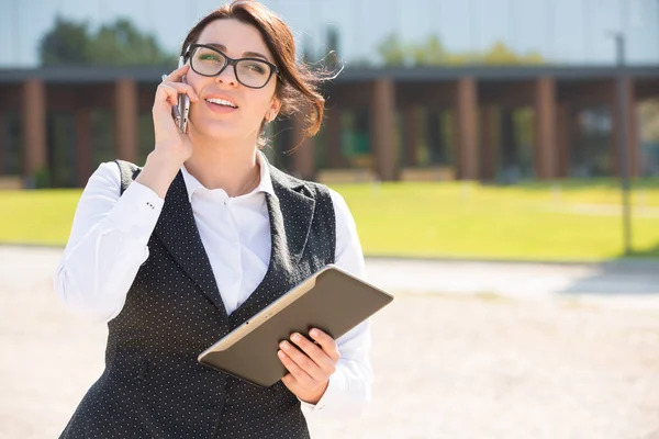 Hintergrund Eines Bürogebäudes Steht Eine Geschäftsfrau Größe Mit Einem Tablet — Stockfoto