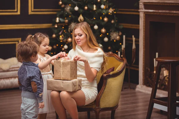 Garçon Fille Sont Debout Côté Maman Avec Cadeau Noël Attendant — Photo