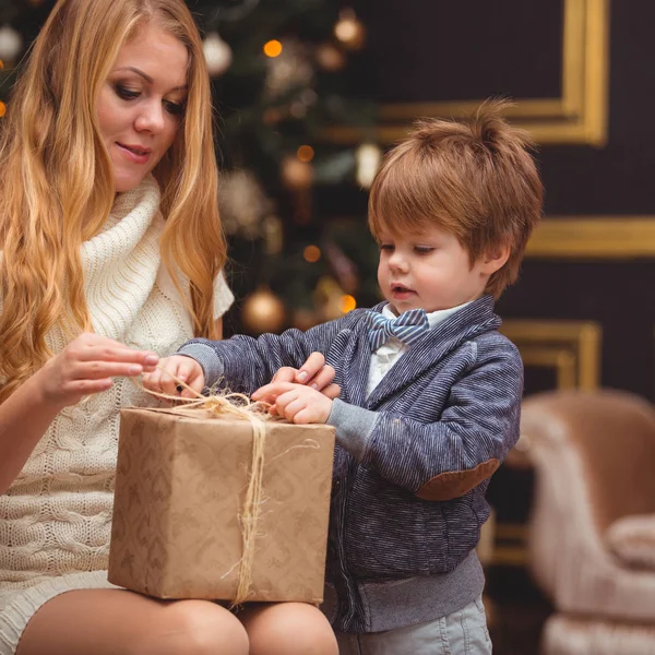 Garçon Est Debout Côté Maman Avec Cadeau Noël Attendant Des — Photo