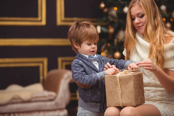 Garçon Est Debout Côté Maman Avec Cadeau Noël Attendant Des — Photo