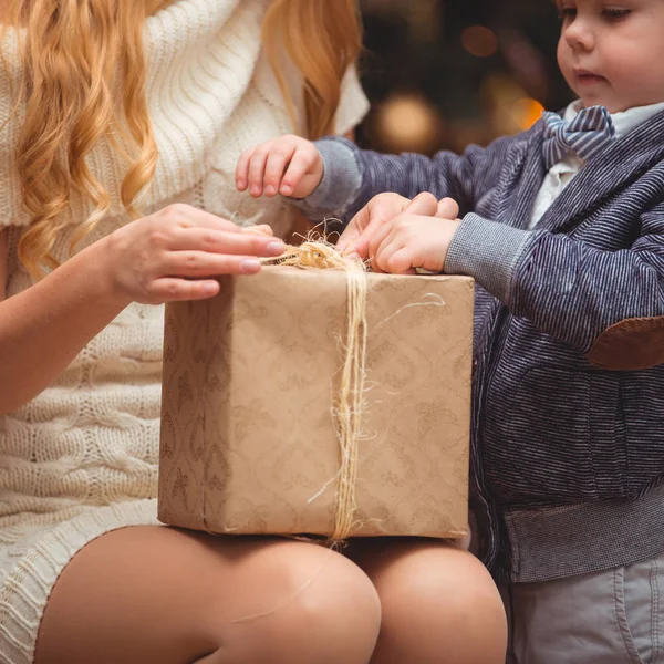 Garçon Est Debout Côté Maman Avec Cadeau Noël Attendant Des — Photo