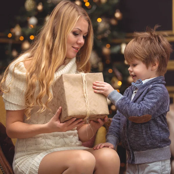 Garçon Est Debout Côté Maman Avec Cadeau Noël Attendant Des — Photo