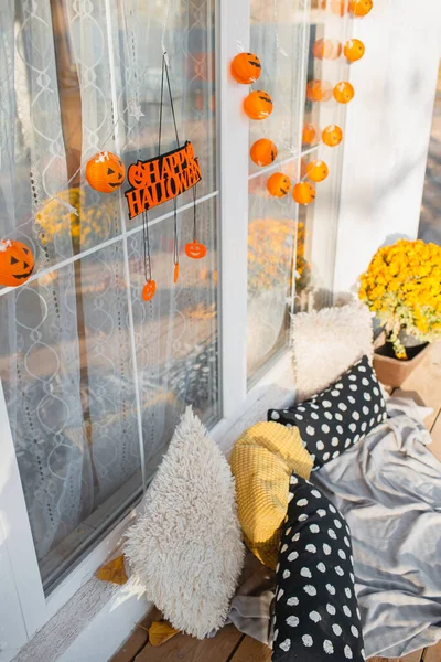 Ein Landhaus Mit Großen Halloween Dekorierten Panoramafenstern Großer Holzspielplatz Mit — Stockfoto