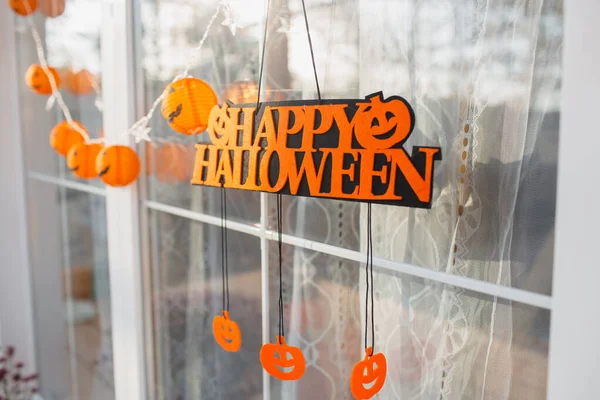Panoráma Ablakok Díszített Halloween Narancs Koszorúk Kis Tök Formájában Boldog — Stock Fotó