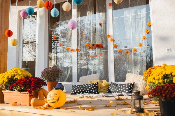 Een Landhuis Met Grote Panoramische Ramen Versierd Voor Halloween Ruime — Stockfoto