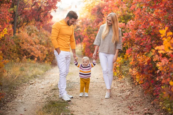 Manželé Jejich Dceruška Procházejí Podzimním Lese Lidé Nosí Bílé Kalhoty — Stock fotografie