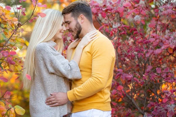 Ein Junger Mann Mit Gepflegtem Bart Gelben Pullover Umarmt Eine — Stockfoto