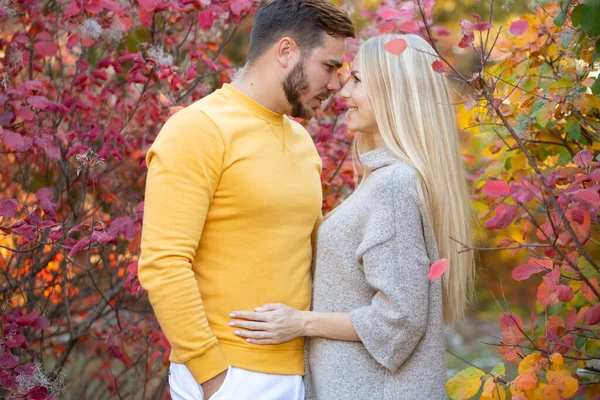 Ein Junger Mann Mit Gepflegtem Bart Gelben Pullover Umarmt Eine — Stockfoto