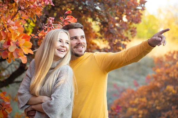 Jeune Homme Avec Une Barbe Soignée Dans Pull Jaune Étreint — Photo