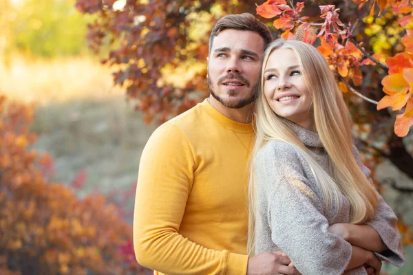 Jeune Homme Avec Une Barbe Soignée Dans Pull Jaune Étreint — Photo