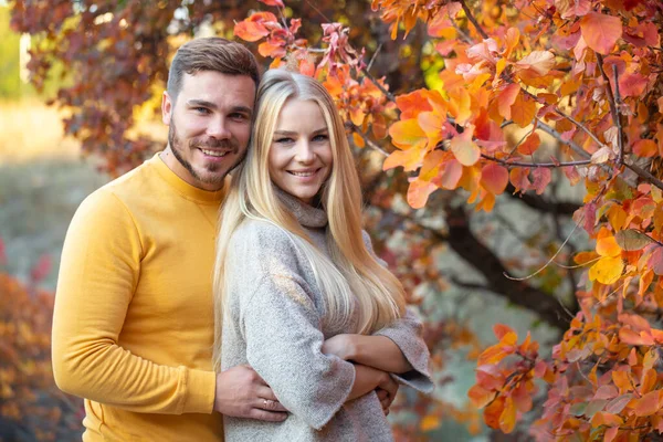 Jeune Homme Avec Une Barbe Soignée Dans Pull Jaune Étreint — Photo