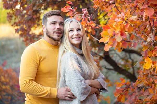 Ein Junger Mann Mit Gepflegtem Bart Gelben Pullover Umarmt Eine — Stockfoto