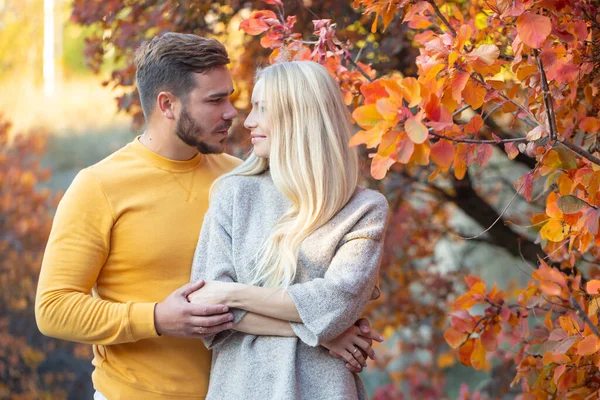 Ung Man Med Snyggt Skägg Gul Tröja Kramar Långhårig Blondin — Stockfoto