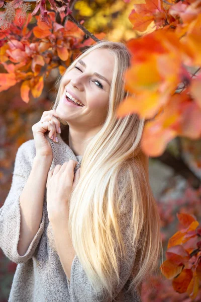 Långhårig Blondin Stickad Moderiktig Tröja Med Korta Ärmar Som Poserar — Stockfoto