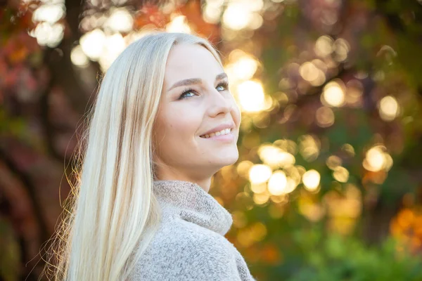 Blonde Aux Cheveux Longs Dans Pull Tricoté Mode Avec Des — Photo