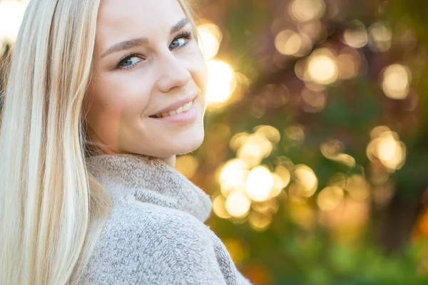 Langhaarige Blondine Einem Strickpullover Mit Kurzen Ärmeln Posiert Herbstlichen Wald — Stockfoto