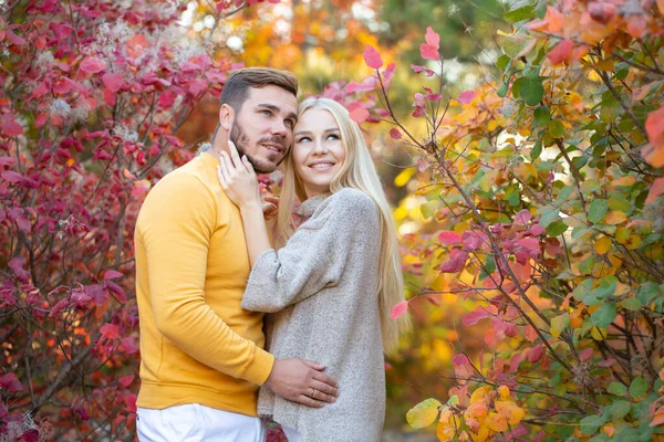 Jeune Homme Avec Une Barbe Soignée Dans Pull Jaune Étreint — Photo