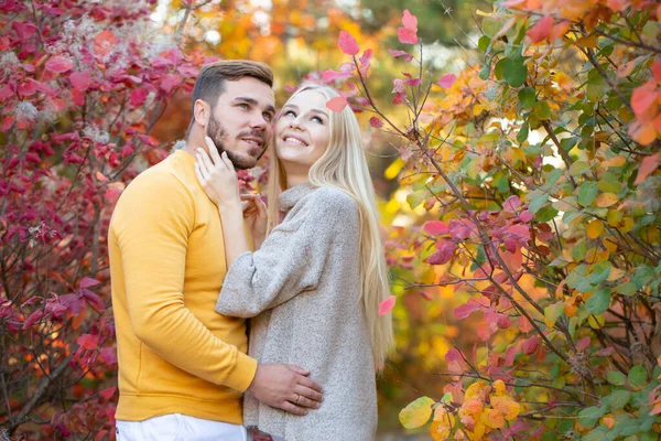 Jeune Homme Avec Une Barbe Soignée Dans Pull Jaune Étreint — Photo