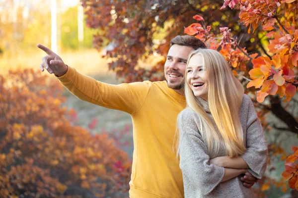 Jeune Homme Avec Une Barbe Soignée Dans Pull Jaune Étreint — Photo