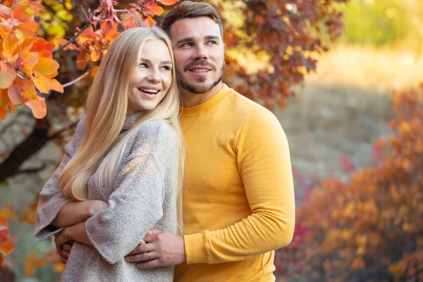 Ein Junger Mann Mit Gepflegtem Bart Gelben Pullover Umarmt Eine — Stockfoto