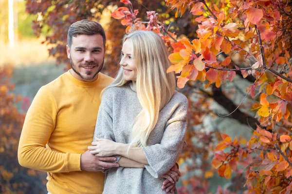 Ein Junger Mann Mit Gepflegtem Bart Gelben Pullover Umarmt Eine — Stockfoto