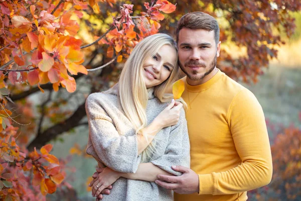 Jeune Homme Avec Une Barbe Soignée Dans Pull Jaune Étreint — Photo