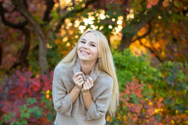 Blonde Aux Cheveux Longs Dans Pull Tricoté Mode Avec Des — Photo