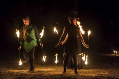Karanlıkta ateş juggers