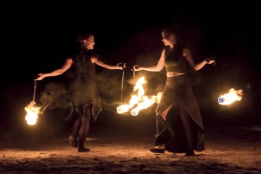 Karanlıkta ateş juggers