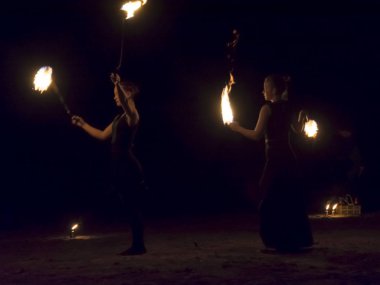 Karanlıkta ateş juggers