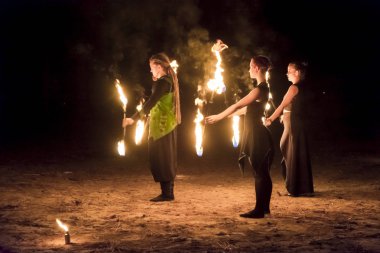 Karanlıkta ateş juggers