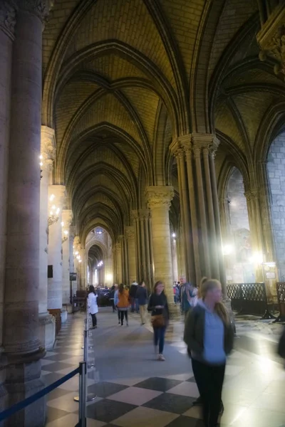 Notre dame içinde