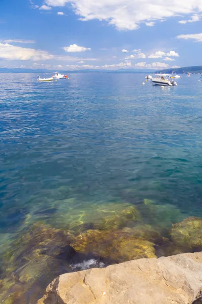 Mare Adriatico con pietre e barche in Croazia — Foto Stock