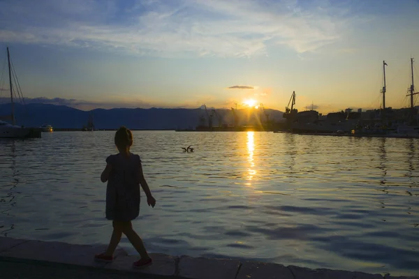 Hamnen i Rijeka i solnedgången i Kroatien — Stockfoto