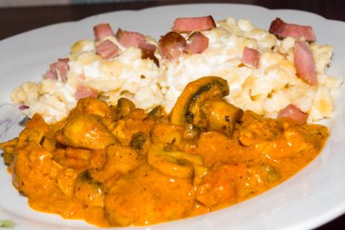 Tavuk göğsünden, mantardan ve mantardan Paprika güveci